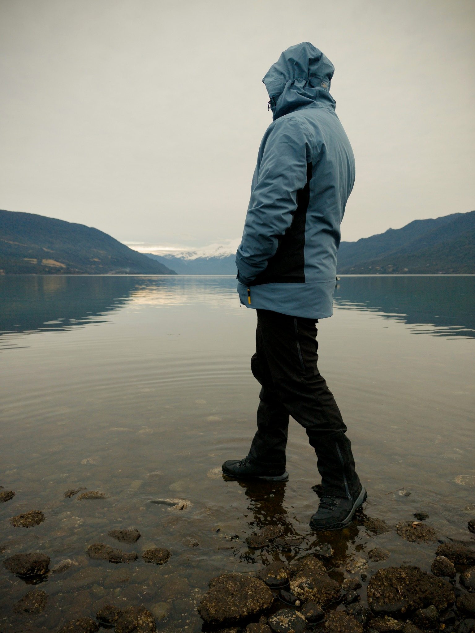 Persona caminando dentro de un lago