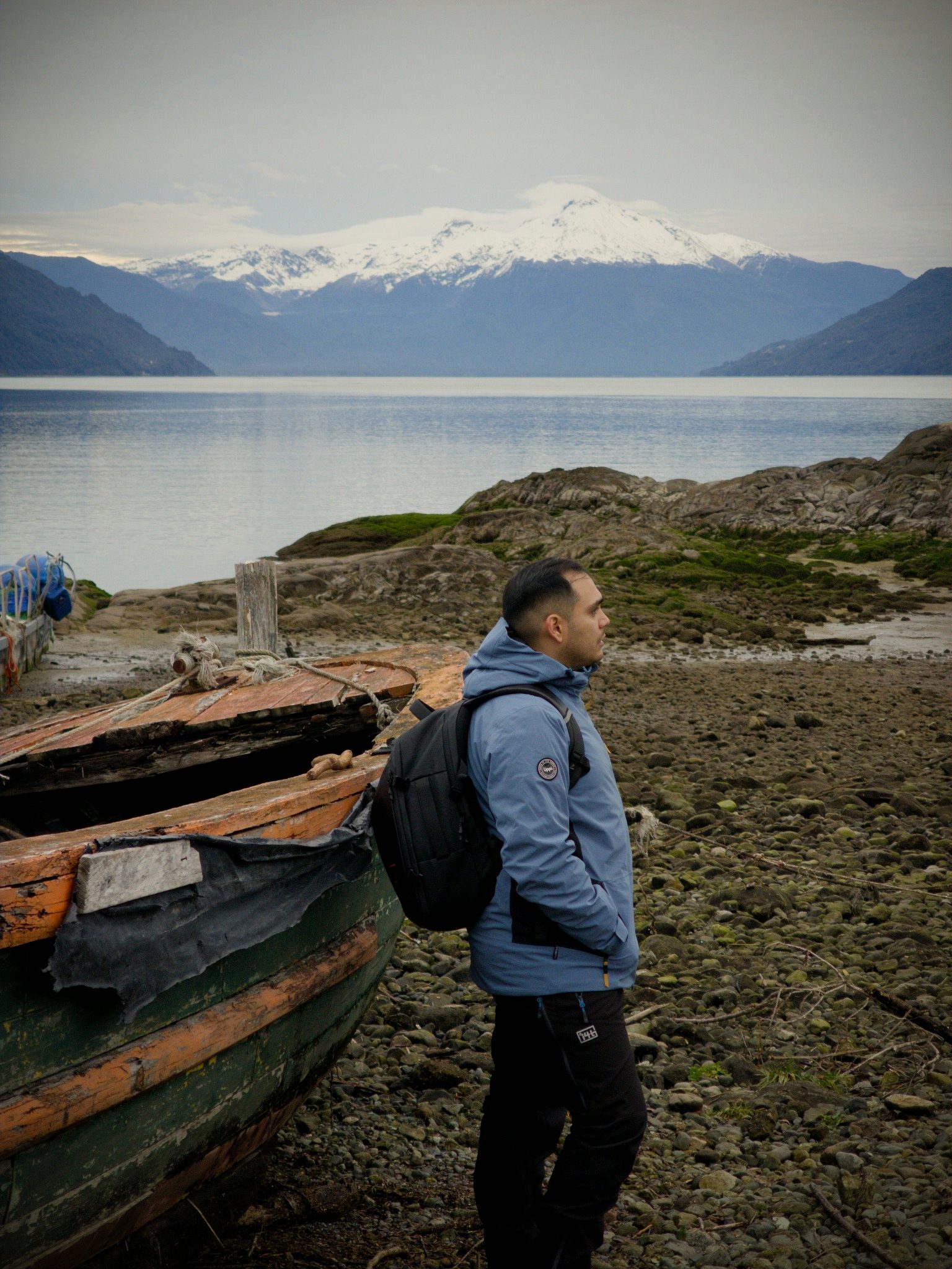 Brian Mestre frente a un lago y montañas nevadas